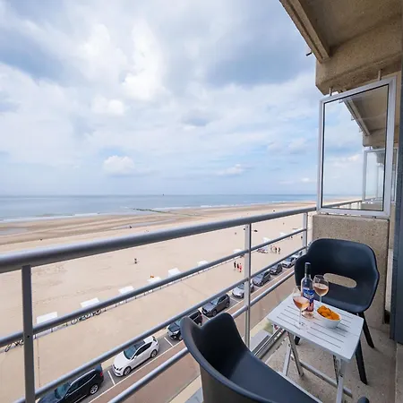 On Seafront With Pool And Terrace, Cleaning Included *
