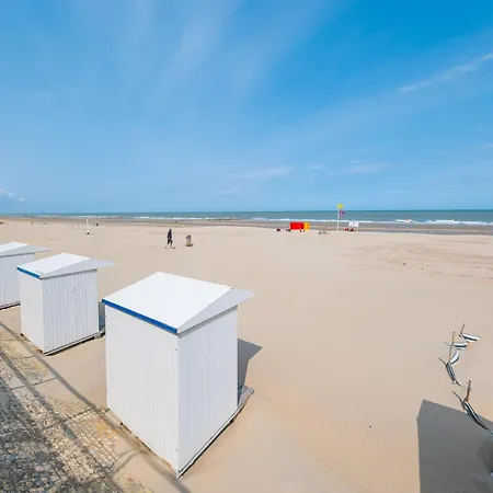 On Seafront With Pool And Terrace, Cleaning Included Apartment