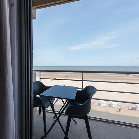 Apartment On Seafront With Pool And Terrace, Cleaning Included *