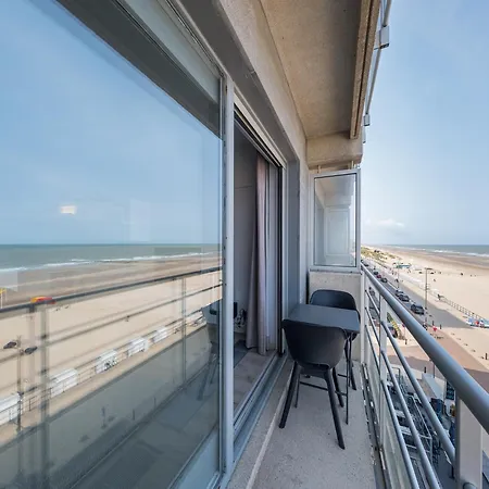 On Seafront With Pool And Terrace, Cleaning Included Daire *
