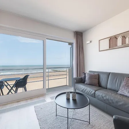On Seafront With Pool And Terrace, Cleaning Included *